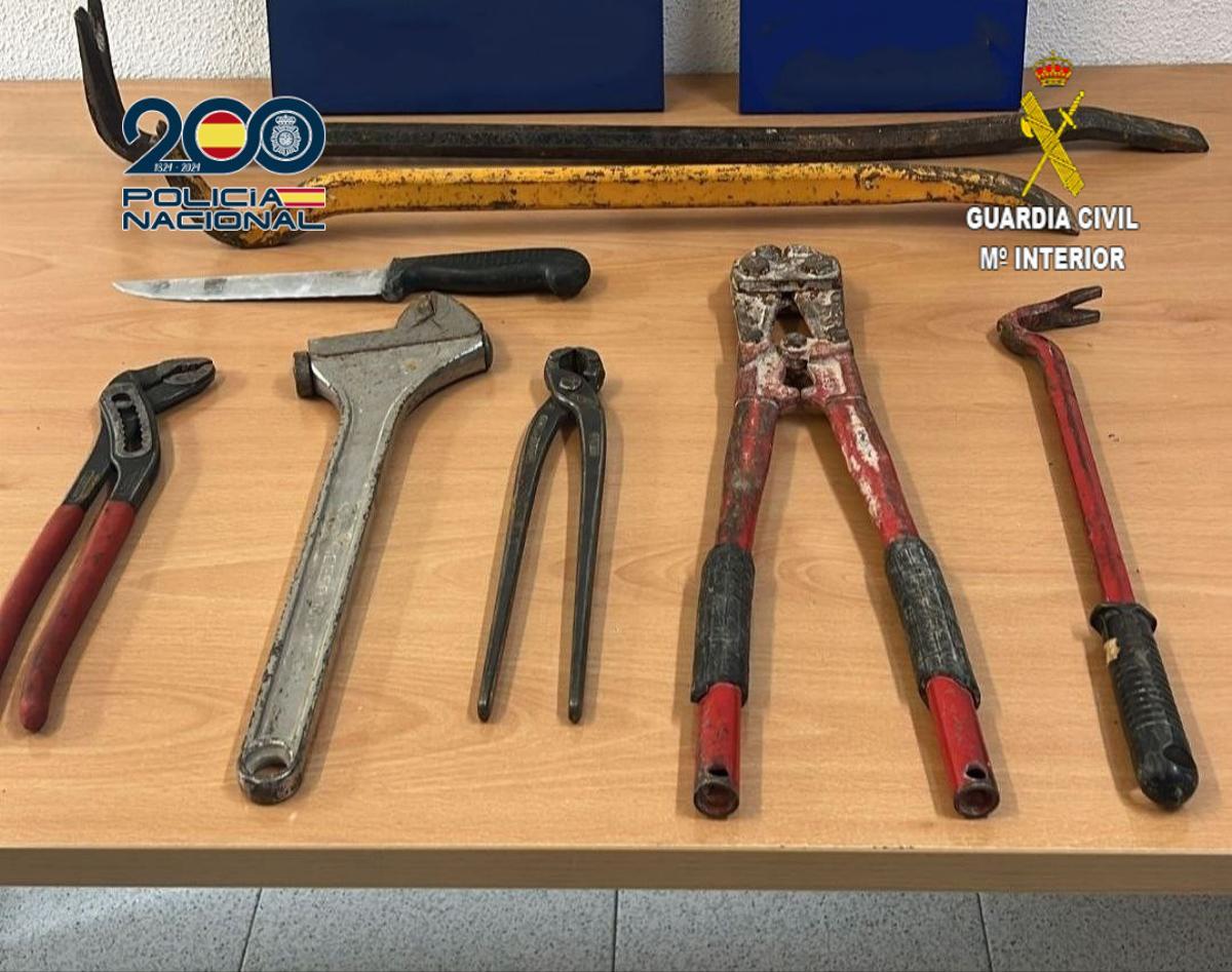 Herramientas encontradas en la explotación de la operación 'Welter-Granizo'.