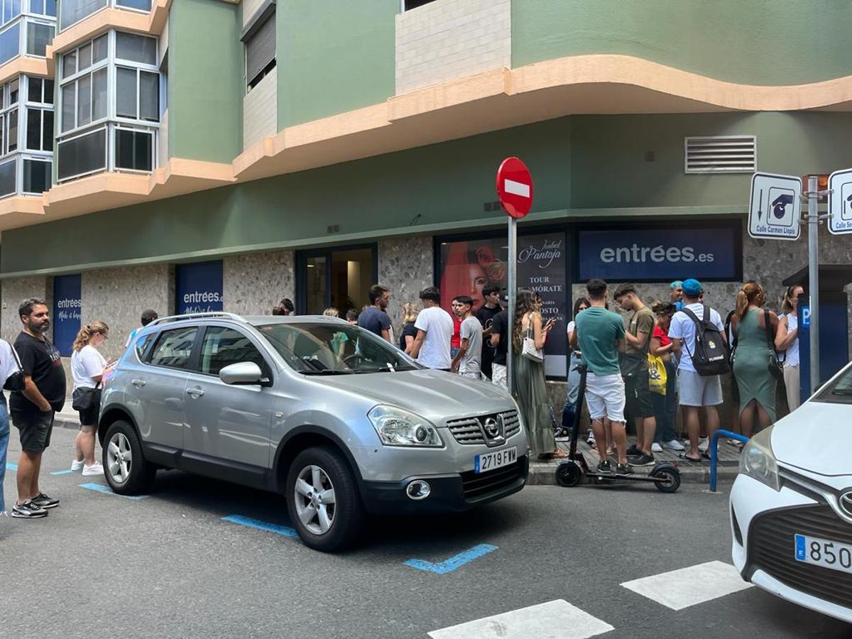 Colas para conseguir la entrada del concierto de Quevedo en Las Palmas de Gran Canaria