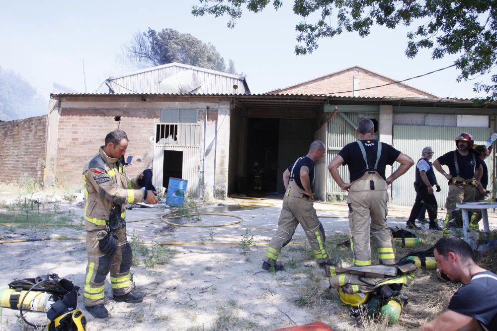 Un incendi ensorra el sostre d'una nau de Quart