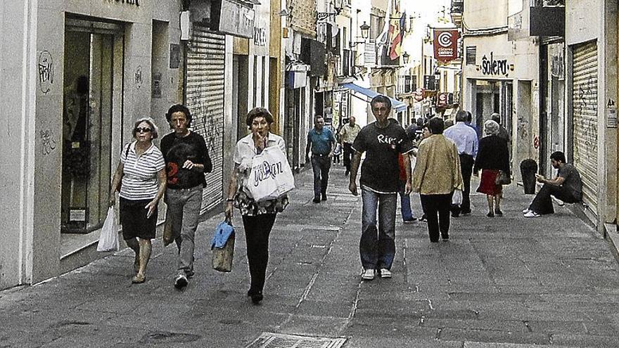 El eje comercial de Pintores en Cáceres alerta del cierre de negocios y solicita alquileres más bajos