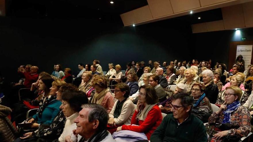 El público que abarrotó ayer el Club Prensa Asturiana.