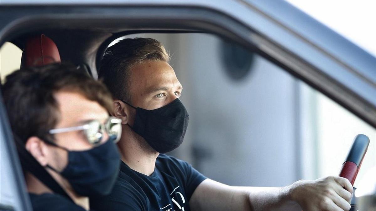 Arhur llega con su coche a la ciudad deportiva de Sant Joan Despí.