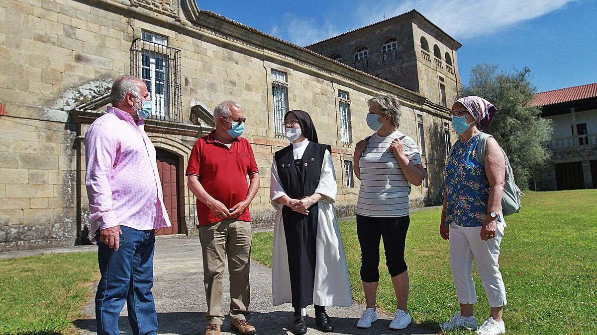 Dos parejas de Carballo y A Coruña Áurea, Antonio, Liso y Fina, de visita ayer en el monasterio.