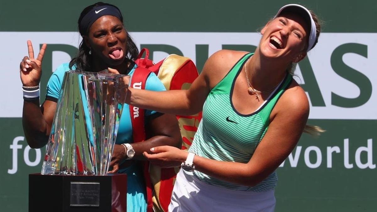 Serena y Azarenka bromean en la entrega de premios en Indian Wells.