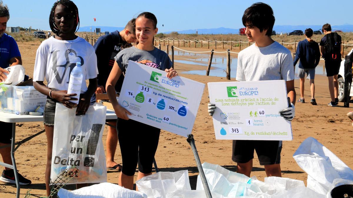 Tres estudiants de l'Institut de Tecnificació d'Amposta amb els resultats de la jornada de neteja reusmits en cartells