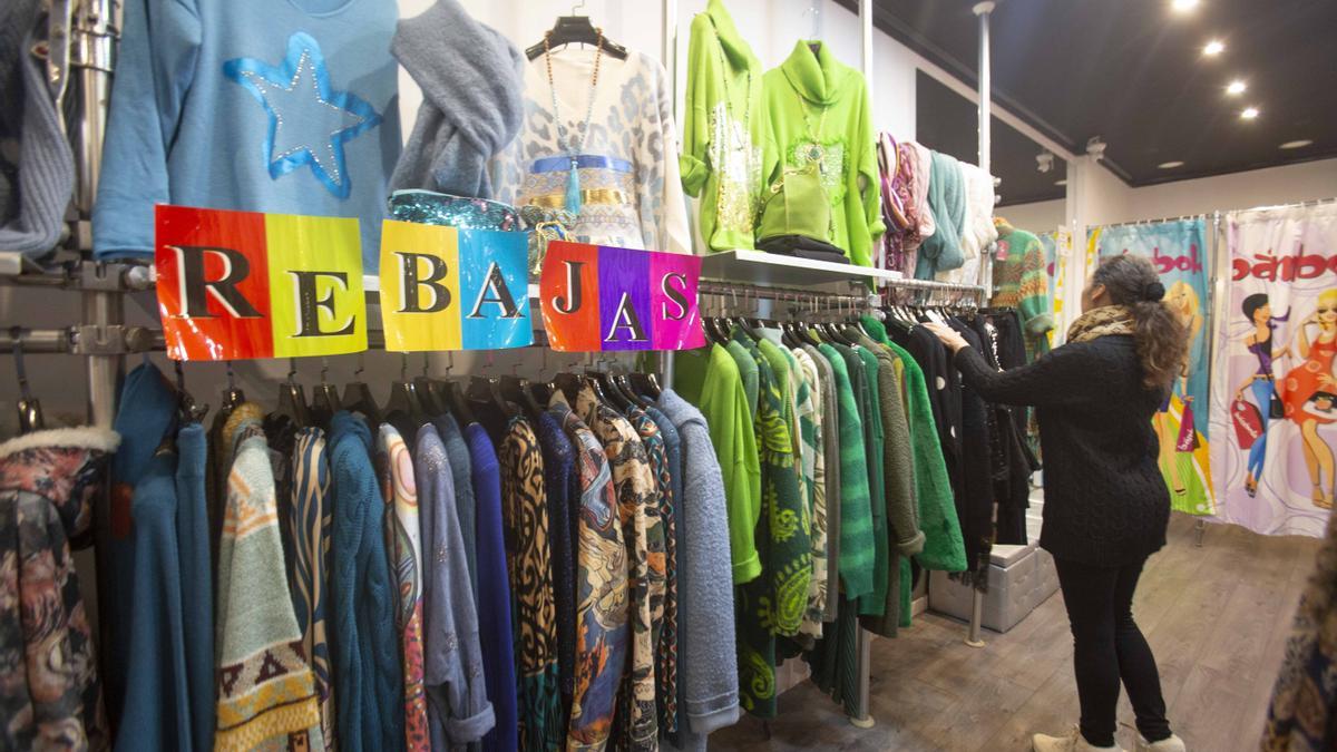 Una tienda de ropa de la provincia de Alicante en rebajas