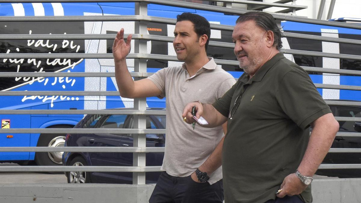 El expresidente del Huesca, Agustín Lasaosa (d), y el exjugador Íñigo López, implicados en el caso Oikos de apuestas deportivas, entran juntos a ver el partido de fútbol entre el Huesca y la Real Sociedad B en 2022