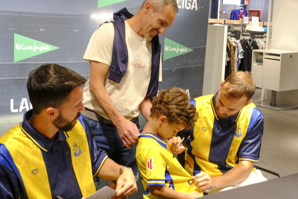 Firma de Jesé y Kirian en El Corte Inglés de Mesa y López