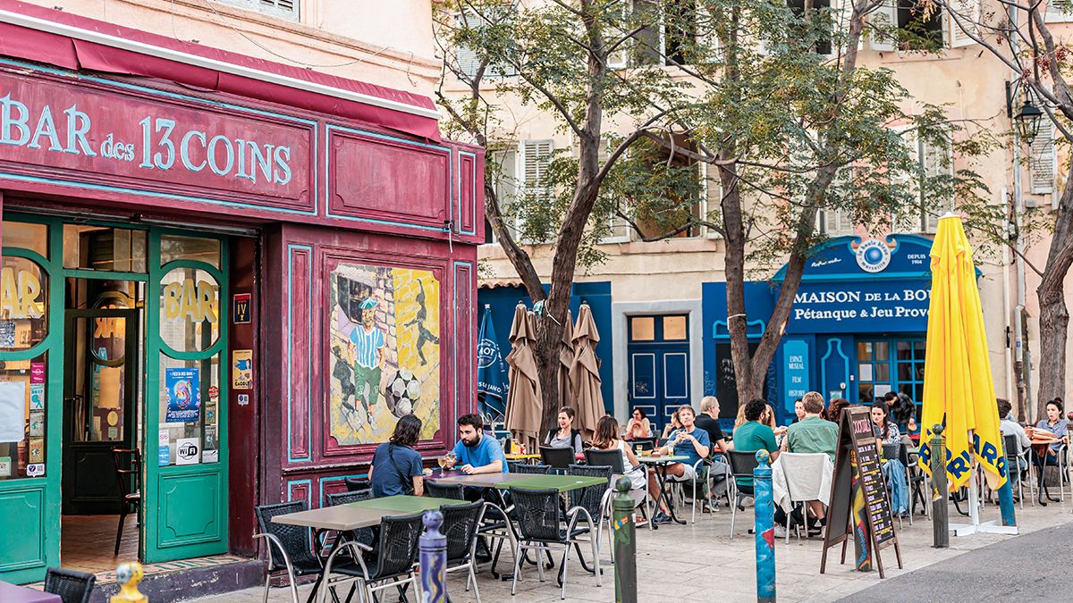 El barrio del Panier, el más antiguo de Marsella, combina arte callejero, cafés y vida local auténtica
