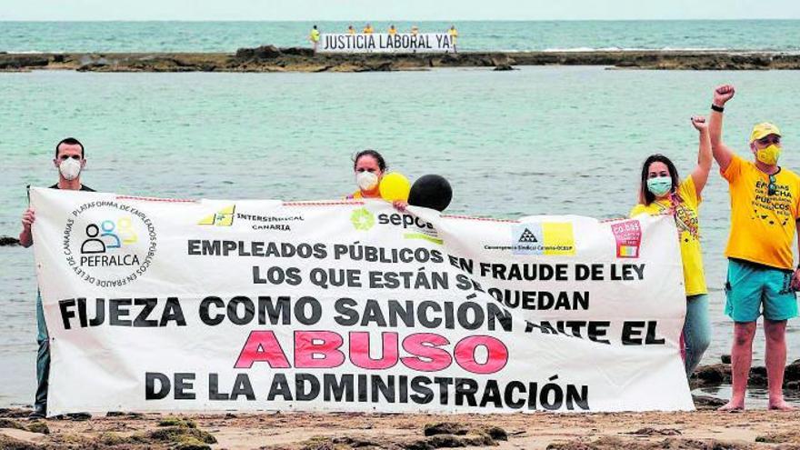 Cadena humana de empleados públicos, ayer, en la playa de Las Canteras, en Las Palmas.