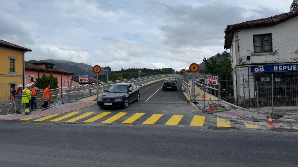 El puente sobre el Piloña en Arriondas, abierto al tráfico.