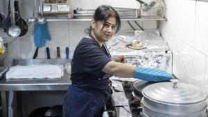 Una mujer emprendedora, en su propio negocio de restauración.