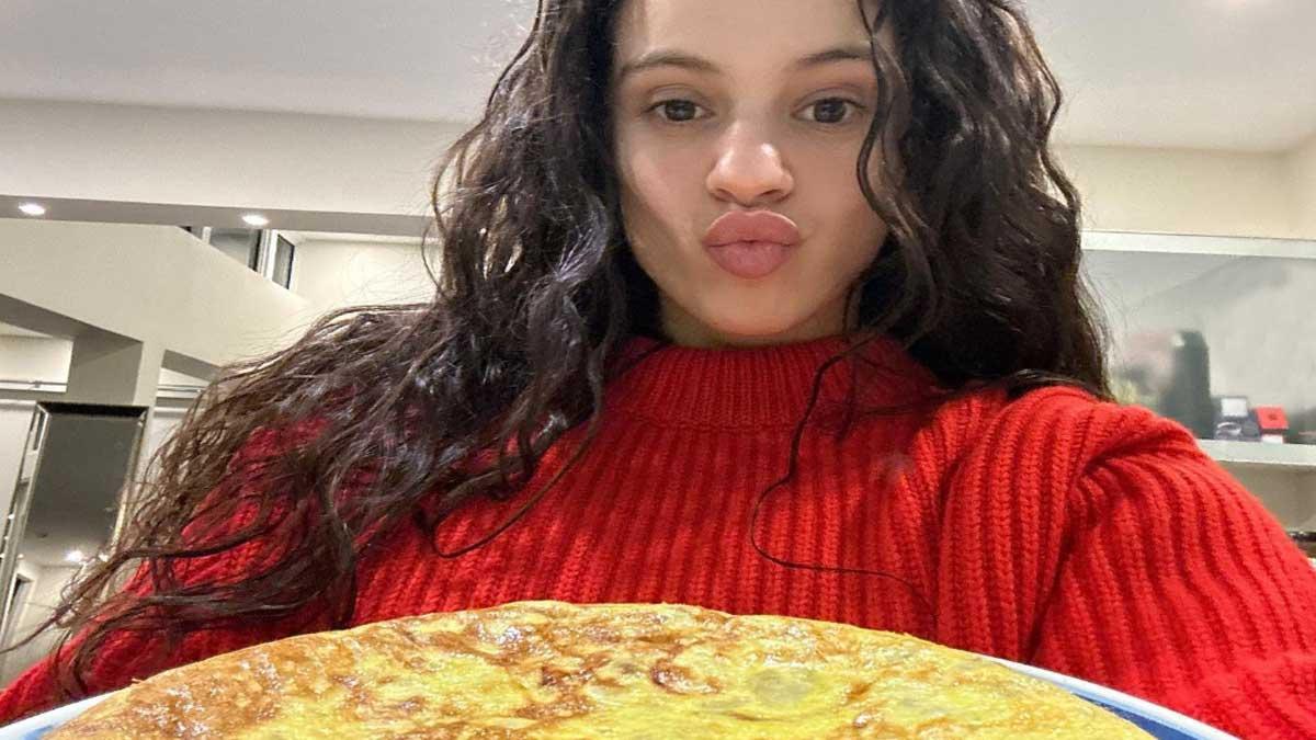 Rosalia, con una tortilla de patatas.