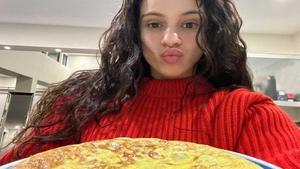 Rosalia, con una tortilla de patatas.