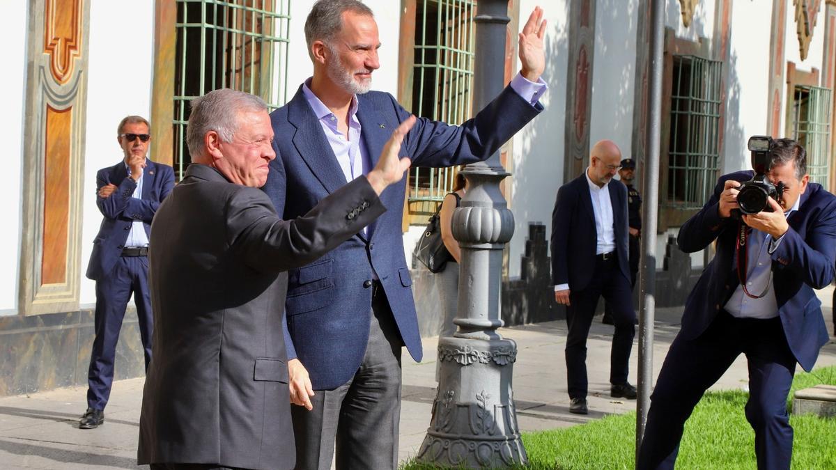Abdalá II de Jordania y Felipe VI saludan a los cordobeses a su llegada al Palacio de la Merced, ayer.