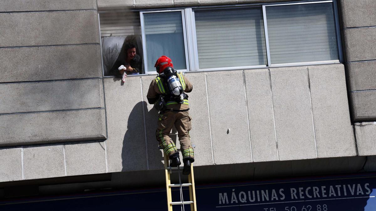 Incendio en un edificio en Vilagarcía: así fue el rescate de los vecinos (y del galgo Ceo)