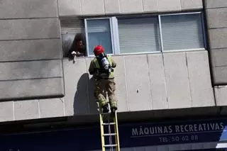 Incendio en un edificio en Vilagarcía: así fue el rescate de los vecinos (y del galgo Ceo)