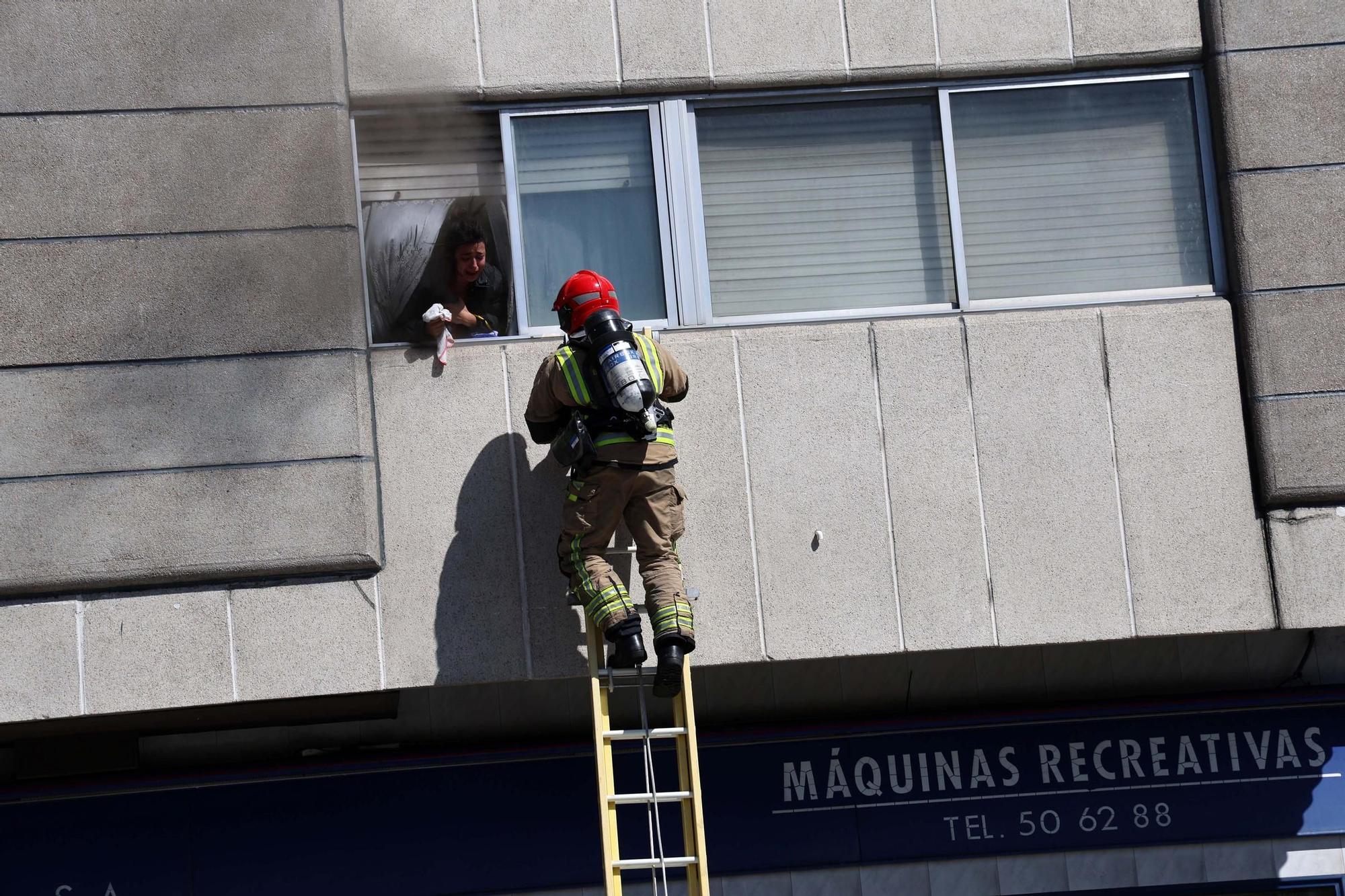 Incendio en un edificio de 12 plantas en Vilagarcía: así fue el rescate de los vecinos y sus mascotas