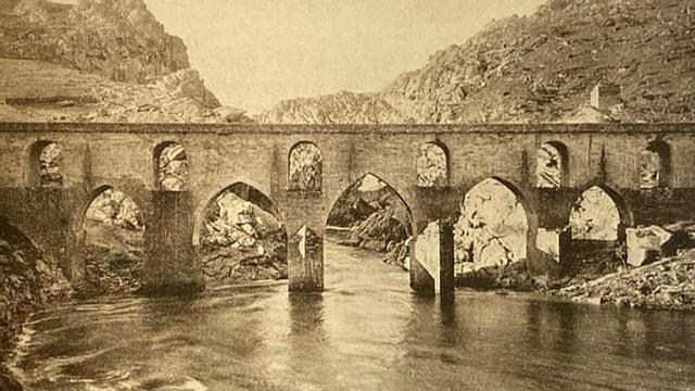 Imagen de 1927 del Puente Romano, siete años antes de ser sepultado por el Salto de Ricobayo.