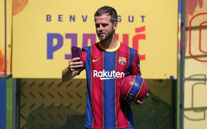 Presentación oficial de Miralem Pjanic como jugador del FC Barcelona en el Camp Nou.