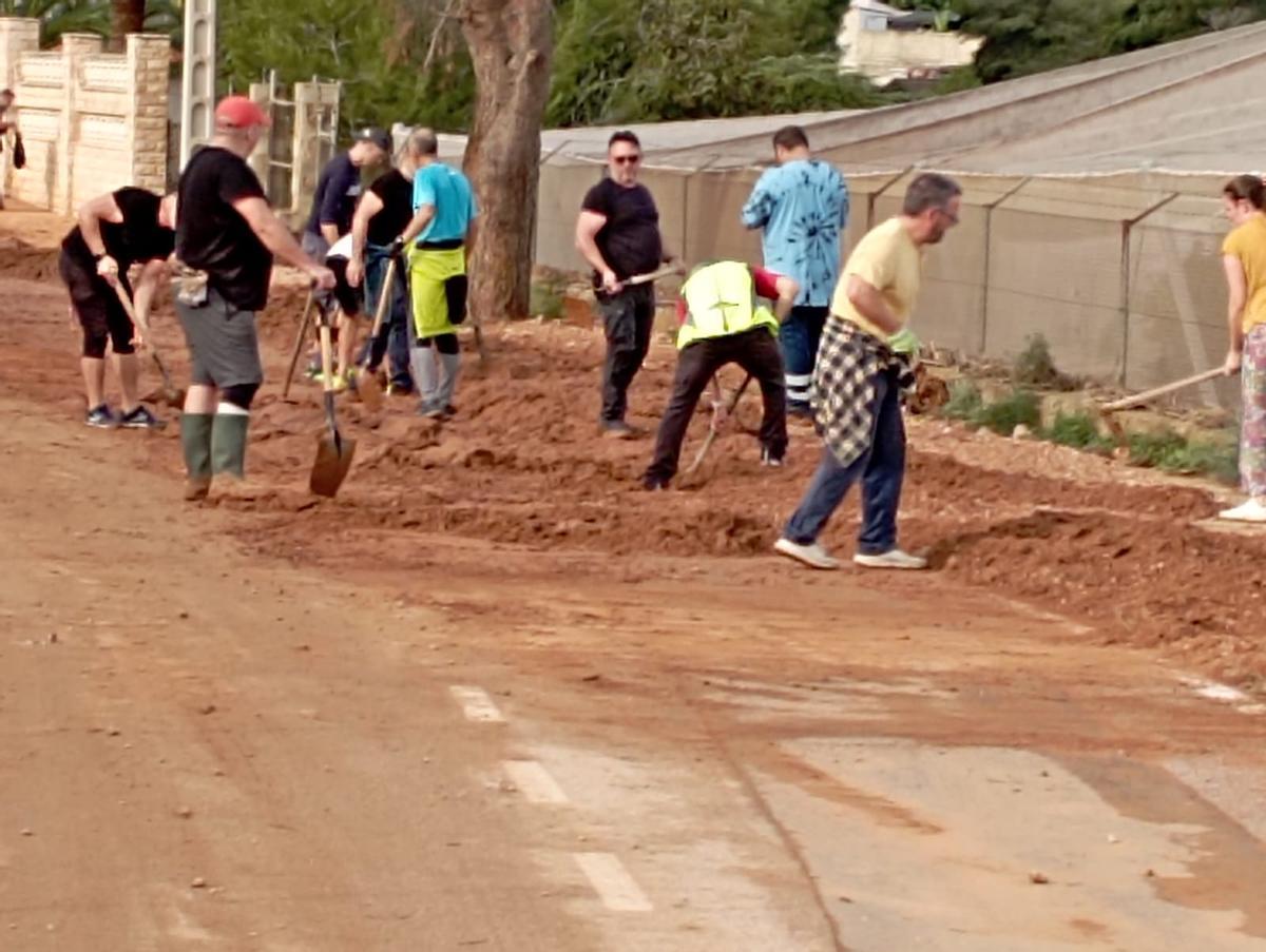 Adecuación vecinal del camino Tizón, en una imagen facilitada por el vecindario de Serra Perenxisa.