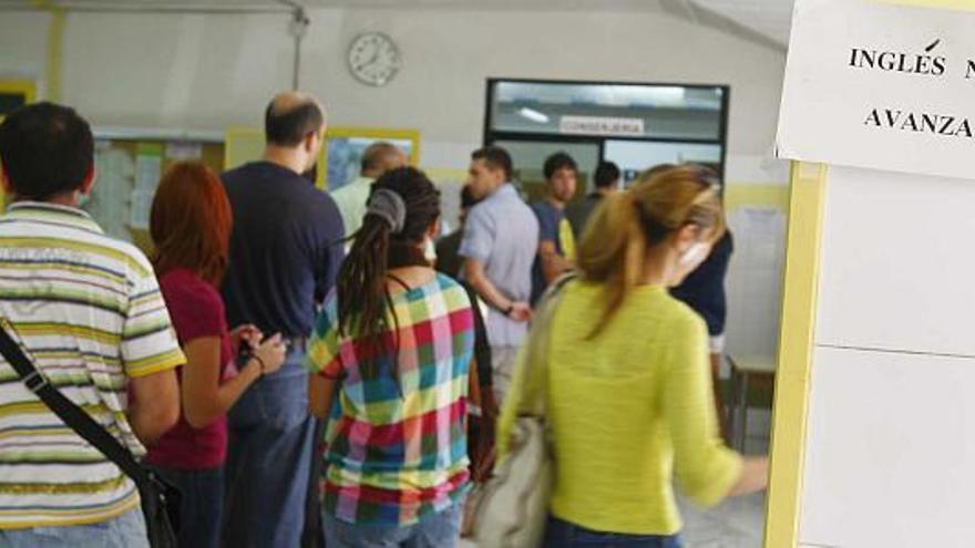 Las secretarías de las escuelas de idiomas registran estos días las primeras colas por la demanda de plazas en cualquiera de las lenguas para el curso que viene.