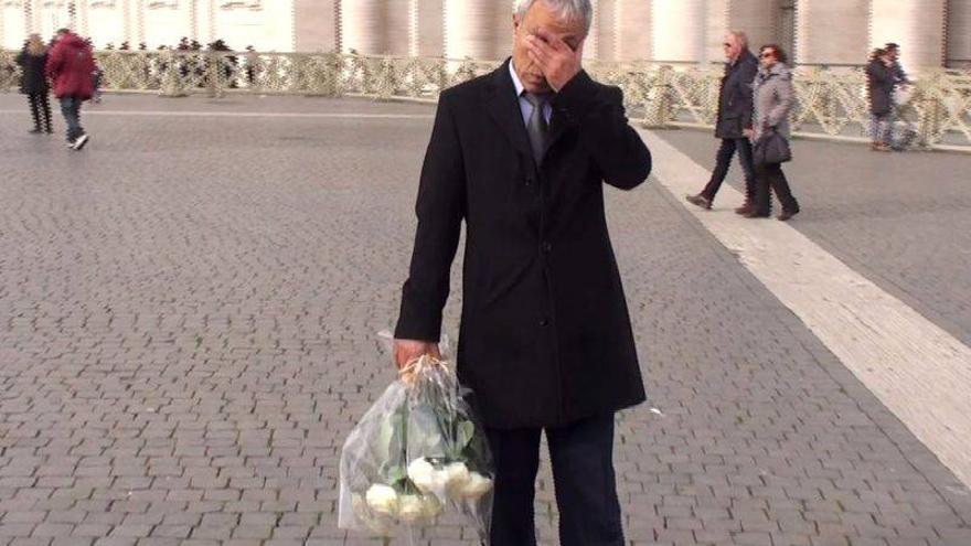 El turco que disparó a Juan Pablo II lleva flores a su tumba