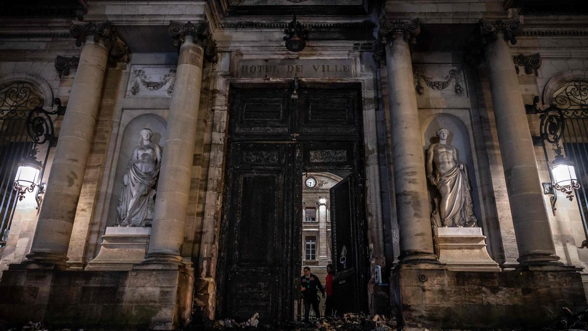 La puerta del Ayuntamiento de Burdeos fue quemada en el marco de las protestas por la reforma de las pensiones de Macron.