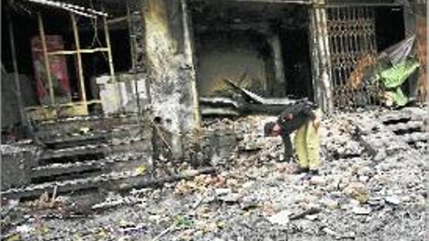 Un policia pakistanès inspecciona el lloc de l&#039;atemptat a Pesháwar.