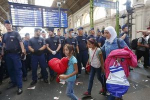Una família de refugiats deixa l’estació més important de Budapest, després que la policia la tanqués i els impedís el pas amb una tanca humana.