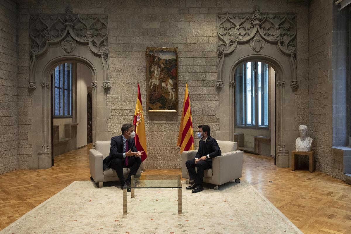 El presidente del Gobierno, Pedro Sánchez, y el 'president' de la Generalitat, Pere Aragonès, en el Palau de la Generalitat en Barcelona, antes de la reunión de la mesa de diálogo sobre Catalunya.