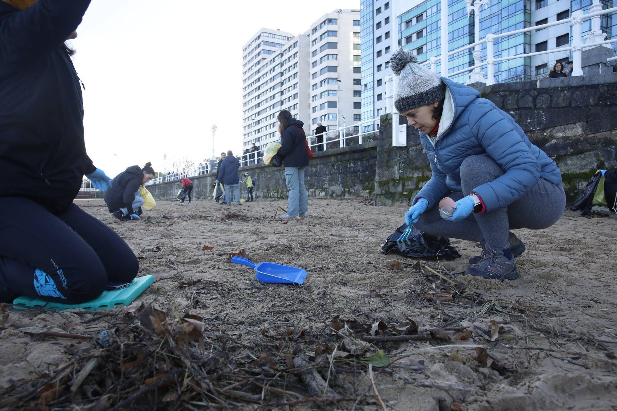 Así fue el dispositivo de limpieza y vigilancia de pellets en la playa de San Lorenzo (en imágenes)