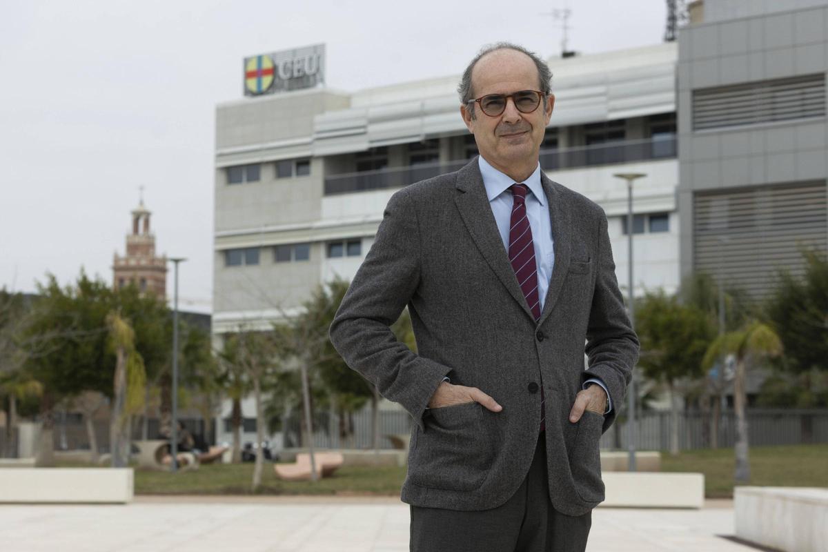 Higinio Marín, en el campus de la Universidad CEU Cardenal Herrera tras la entrevista