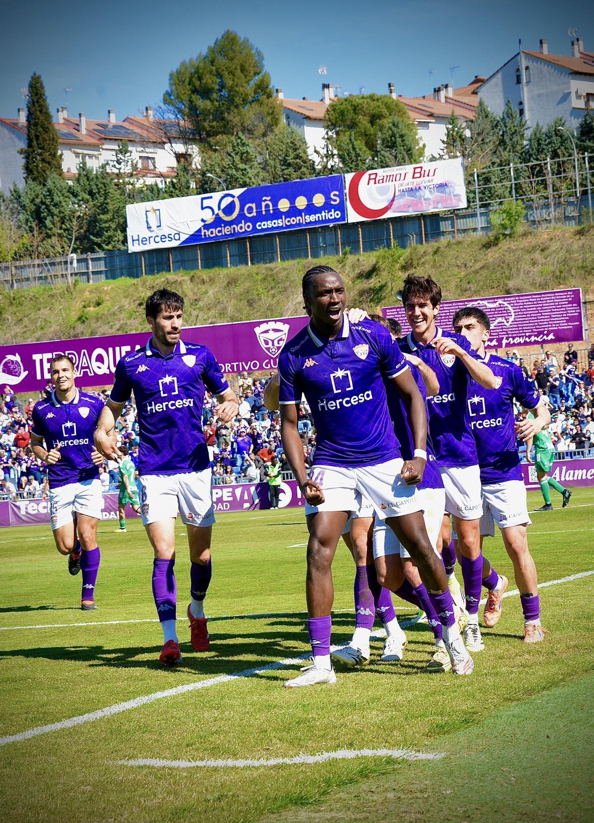 Los jugadores del Guadalajara celebran el tanto de la victoria ante el Racing de Ferroll