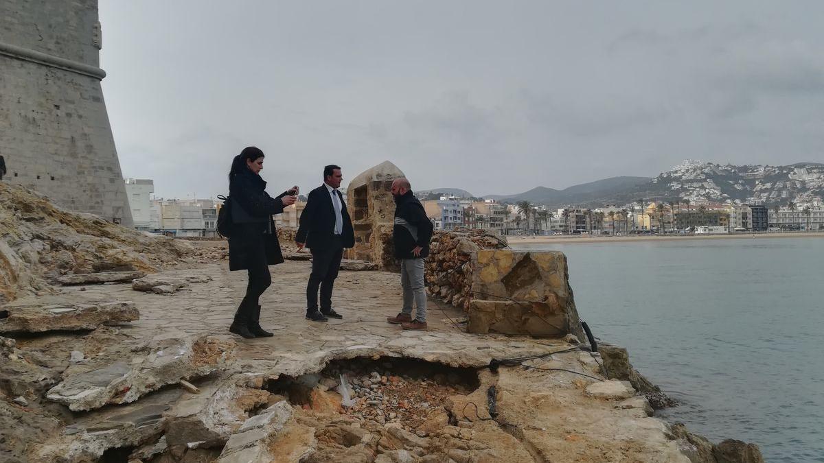 El alcalde de Peñíscola, Andrés Martínez, durante una de las visitas que realizó a la zona de la Porteta tras el temporal Gloria.