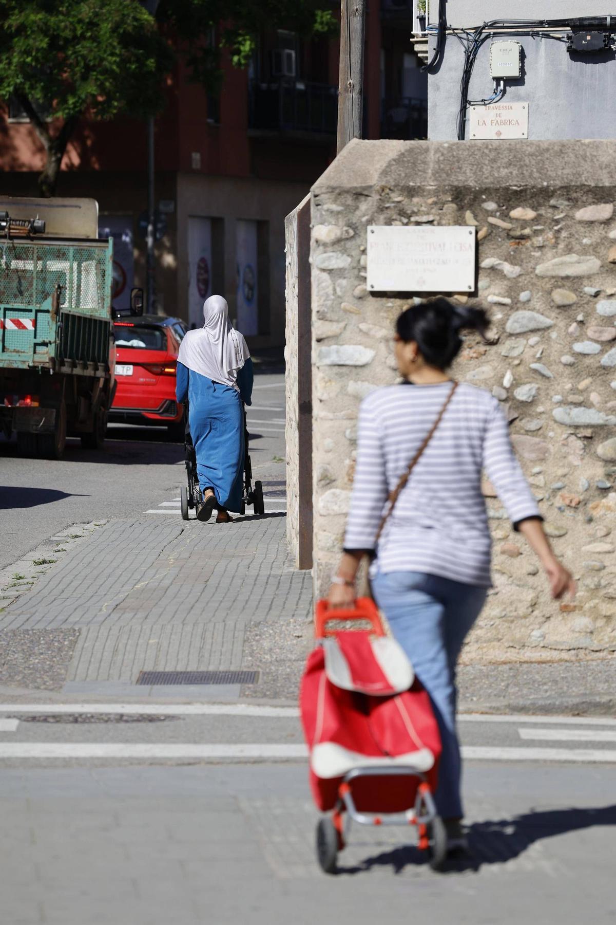 Gent passejant pel barri de Santa Eugènia, aquest divendres.