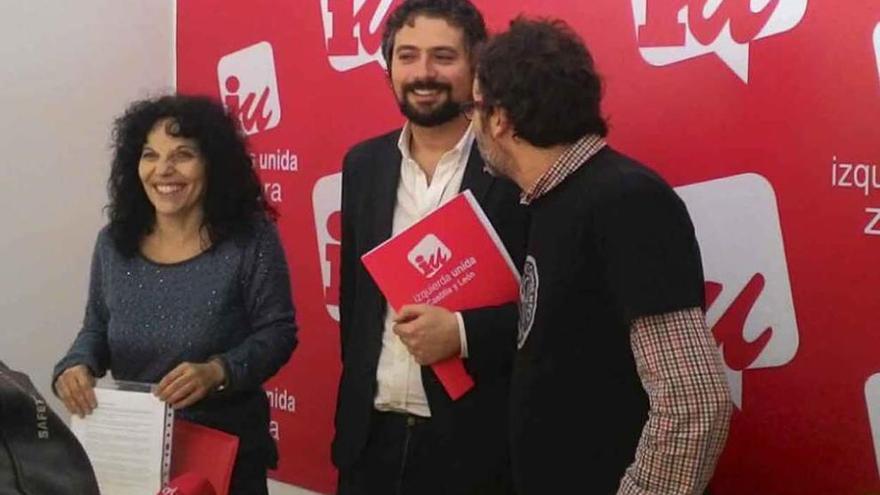 José Sarrión, en el centro, con Laura Rivera y Miguel Ángel Viñas, ayer en Zamora.