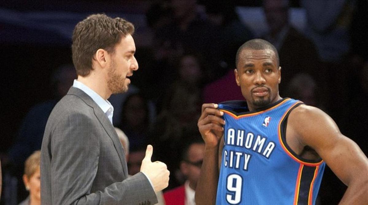 Gasol conversa amb Ibaka en el partit del dia 14 passat a l’Staples Gasol conversa amb Ibaka en el partit del dia 14 passat a l’Staples