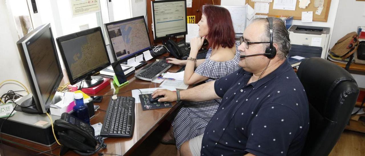 Trabajadores en el centro  especial de empleo de Radio Taxi Vigo.