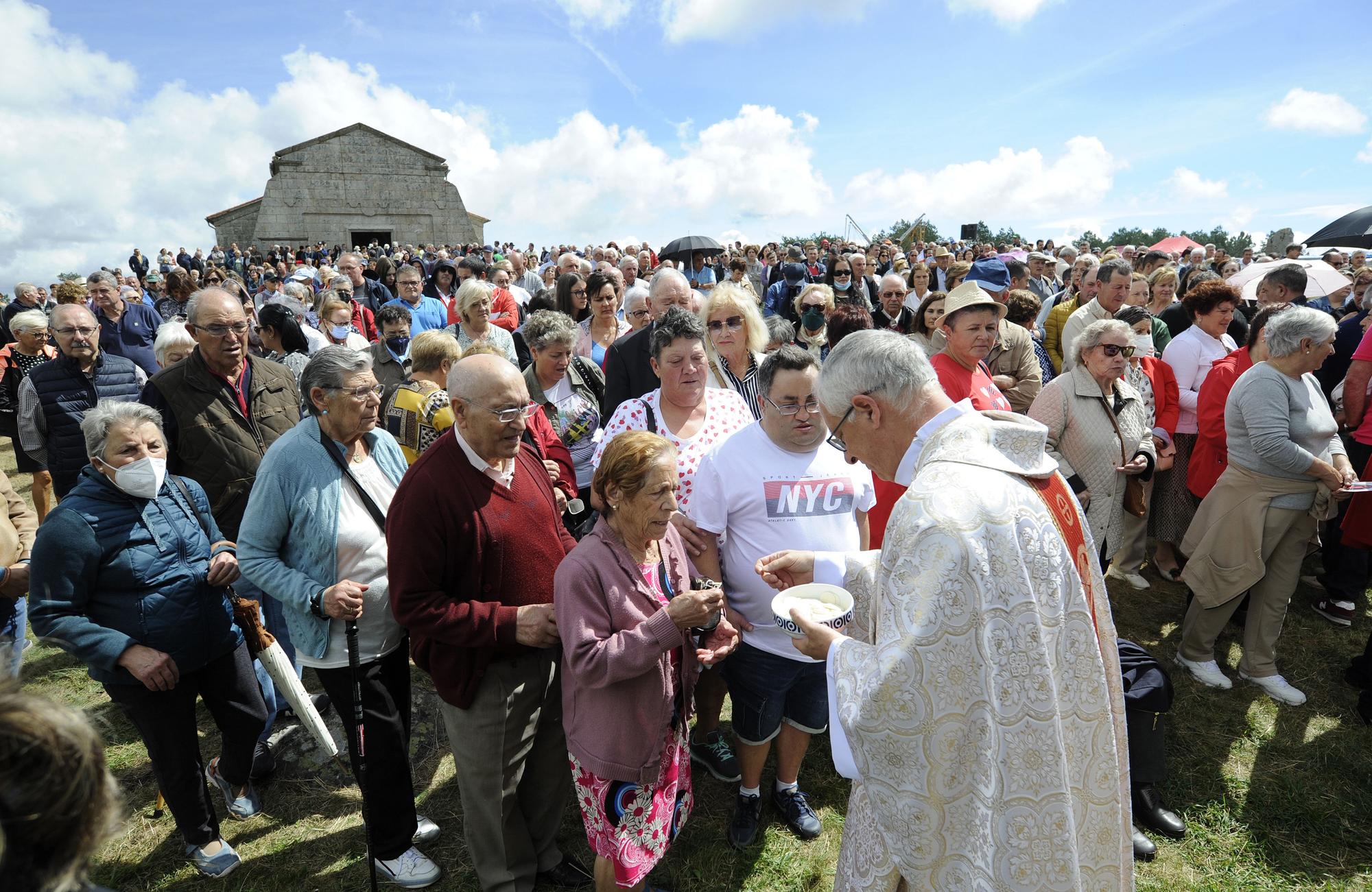 Varios sacerdotes repartiron a comunión.