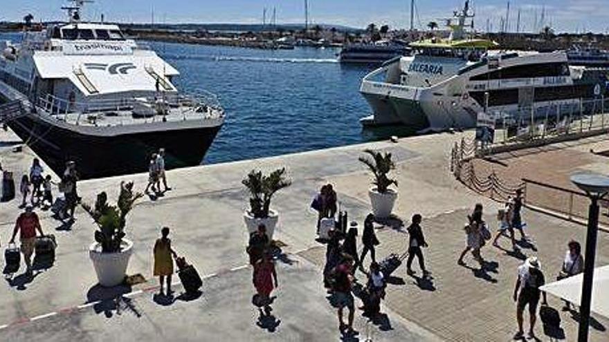 Turistas en el puerto de la Savina.