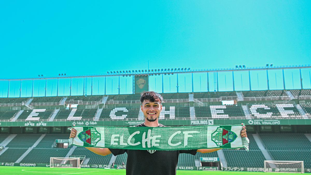 El último fichaje del Coria, en el Elche cuando fue presentado.
