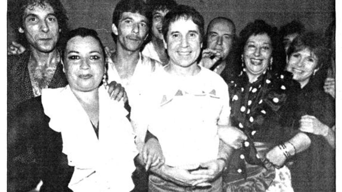 Carrie Fisher, Paul SImon y Chiquito de la Calzada, en un improvisado tablao flamenco en Málaga, en 1989.