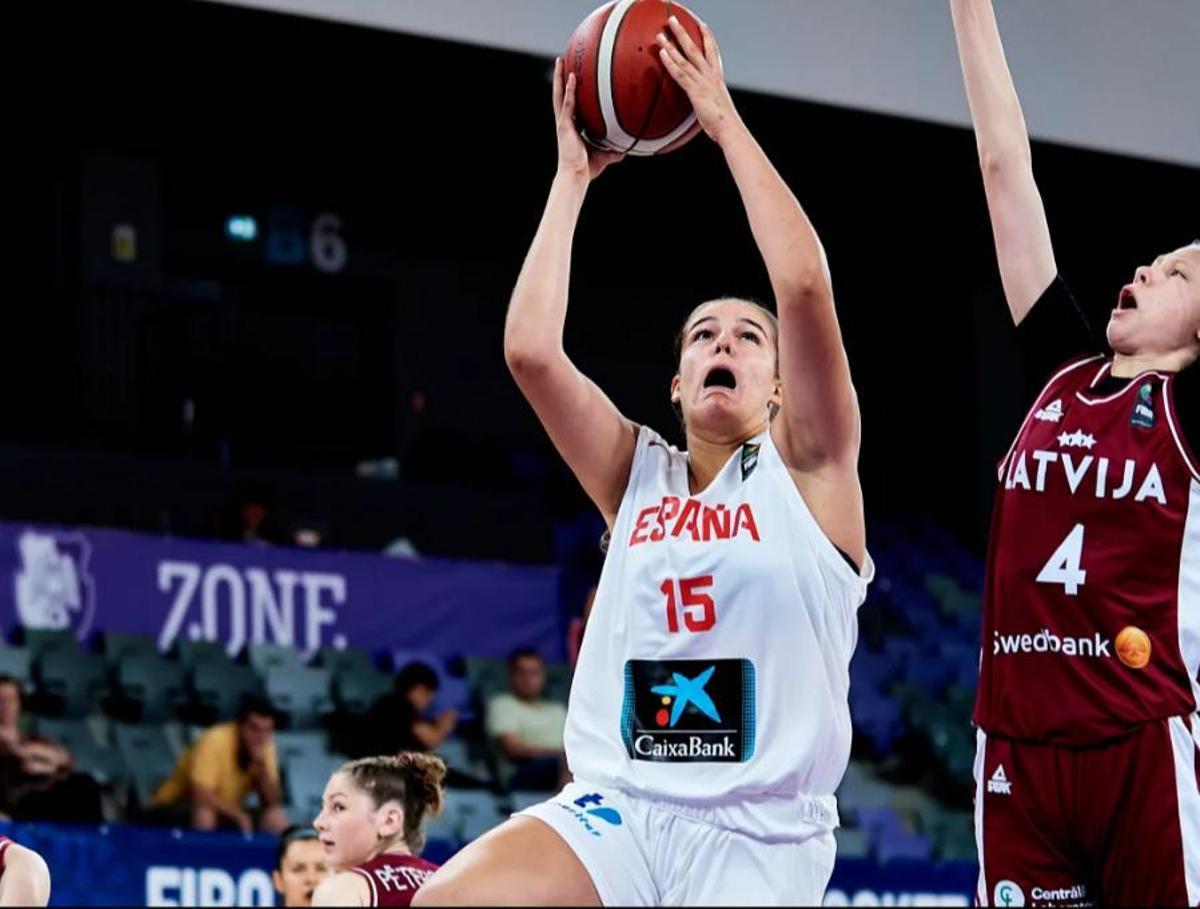 Amelia Alonso, de nuevo imparable bajo el aro con 16 puntos y 10 rebotes.