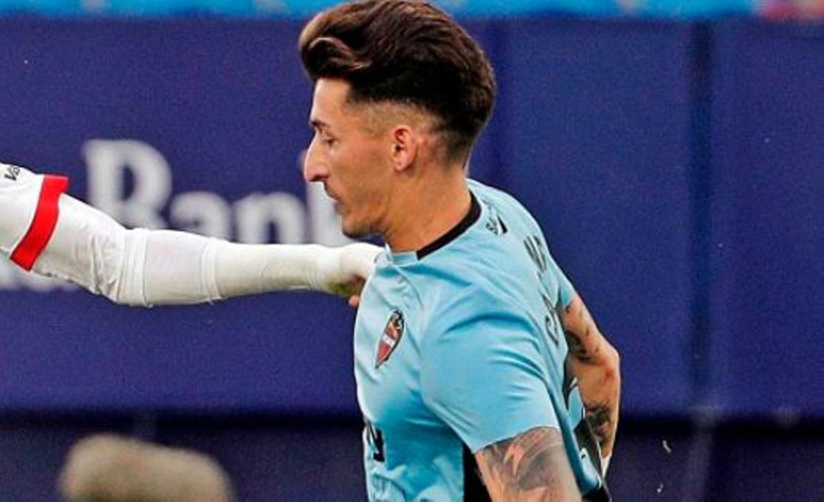 Dani Cárdenas, en acción contra el Sevilla. | EFE/MANUEL BRUQUE