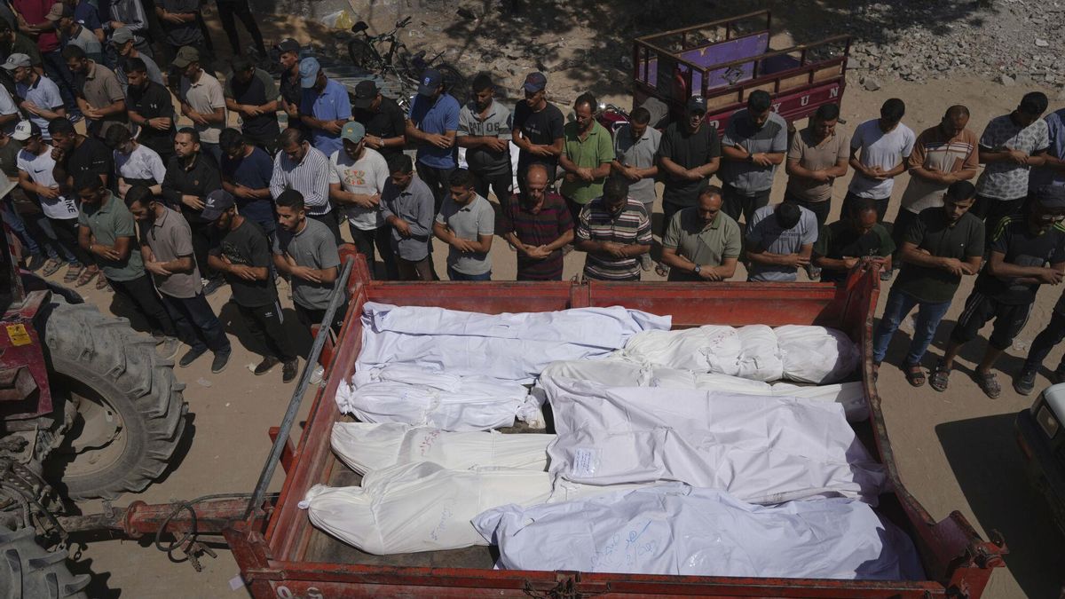 Una multitud reza junto a los cuerpos de los palestinos que murieron por un ataque aéreo israelí.