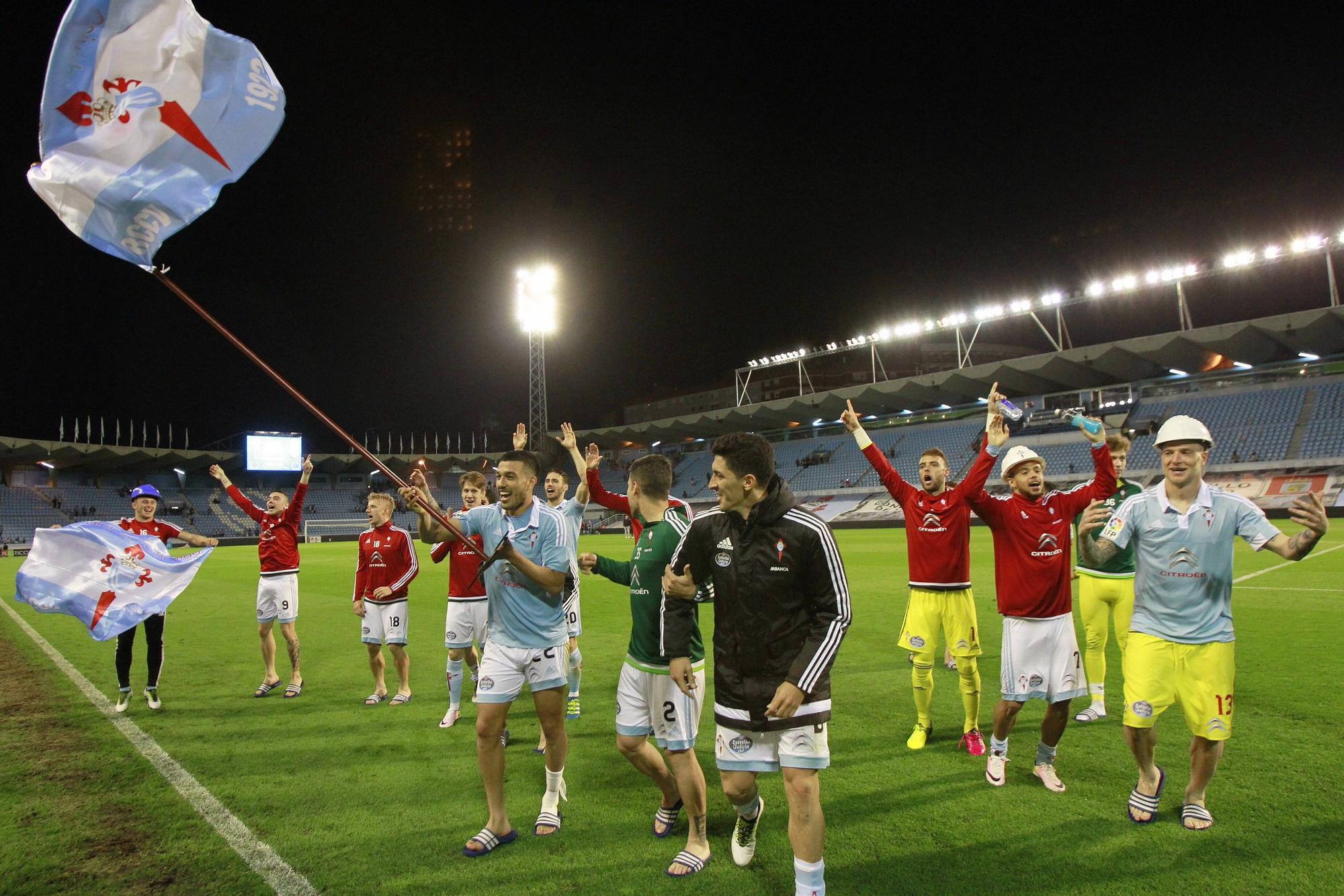 CABRAL 25-4-16 Jose Lores Abanderando a los jugadores tras el Celta-Granada de la clasificaci�n a Europa.jpg