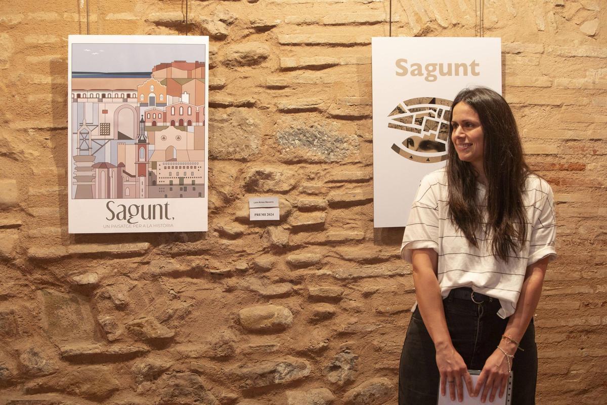 La ganadora junto a su cartel.