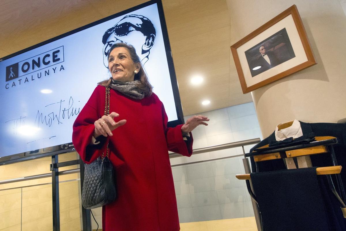 GRA355 BARCELONA 28 03 2017 - La viuda de Tete Montoliu Monserrat Garcia-Albea junto al esmoquin que uso Montoliu en su ultima actuacion una de las piezas que se pueden ver en la exposicion El rincon de Tete Montoliu una muestra de su vida con objetos personales del pianista ubicada en la sede de la ONCE en Barcelona EFE Marta Perez GRA355 BARCELONA 28 03 2017 - La viuda de Tete Montoliu Monserrat Garcia-Albea junto al esmoquin que uso Montoliu en su ultima actuacion una de las piezas que se pueden ver en la exposicion El rincon de Tete Montoliu una muestra de su vida con objetos personales del pianista ubicada en la sede de la ONCE en Barcelona EFE Marta Perez