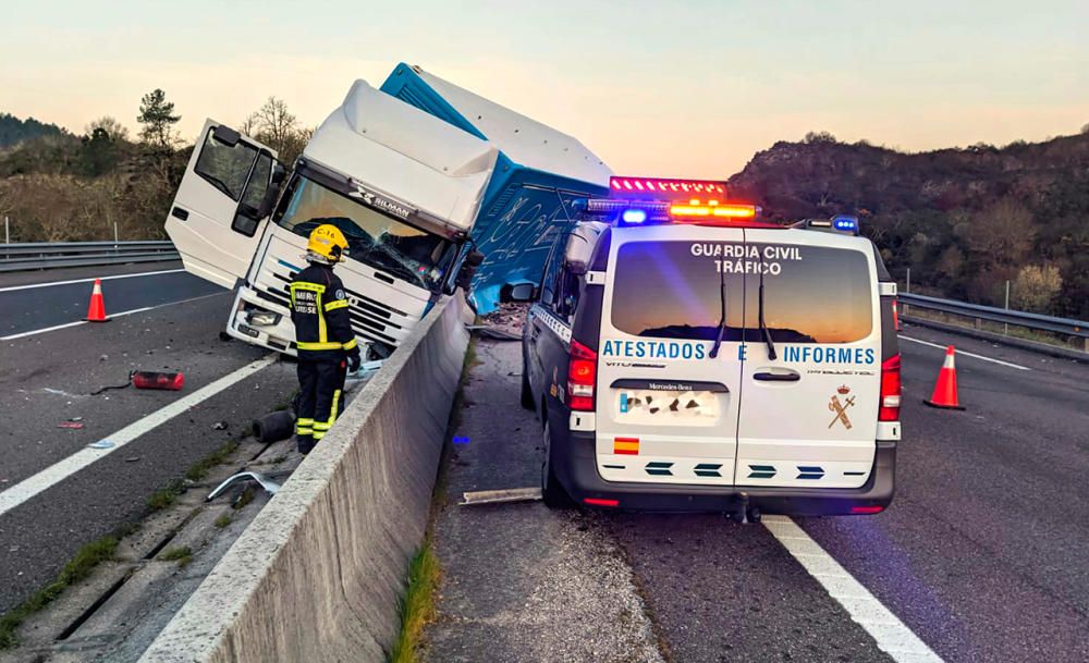 Dos heridos al chocar con la grúa que retiraba el camión volcado en Punxín